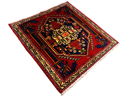 Poshti-Teppich 66x62 cm ausgebreitet: rotes Innenfeld mit geometrischem Muster und Eckmotiven.