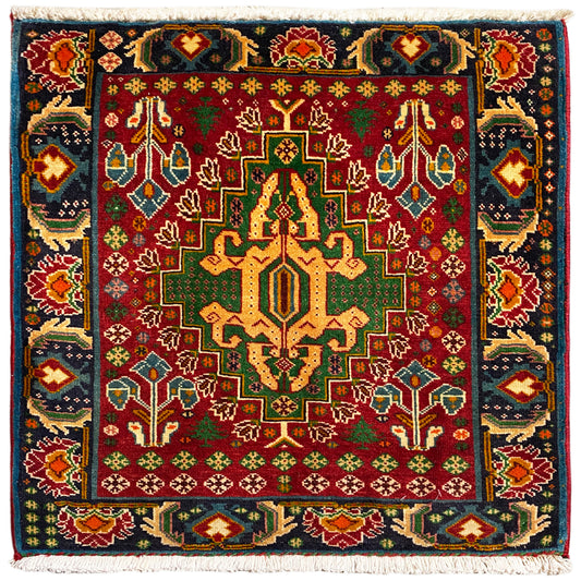 Rechteckiger Teppich (67x66 cm) mit rotem Mittelmedaillon, mehrfarbigen Ornamenten und Bordüre