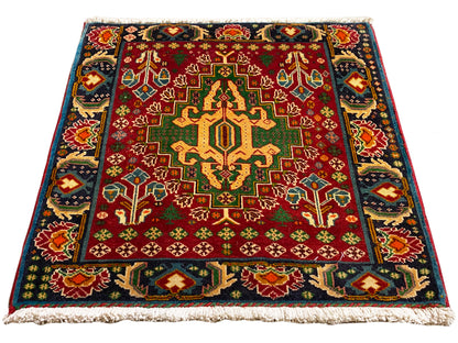 Rechteckiger Teppich (67x66 cm) mit rotem Feld, zentralem Medaillon und mehrfarbigen Bordüren