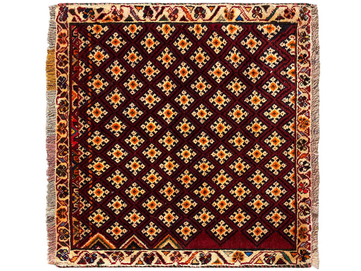 Poshti-Teppich 61x59 cm: quadratisch, geometrisches Rautenmuster in Dunkelrot mit bunten Akzenten