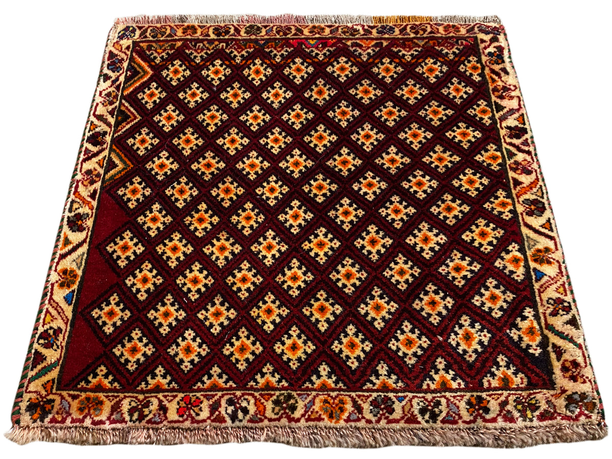 Poshti-Teppich 61x59 cm: dunkelroter Teppich mit Rautenmuster und umlaufendem Fransenrand