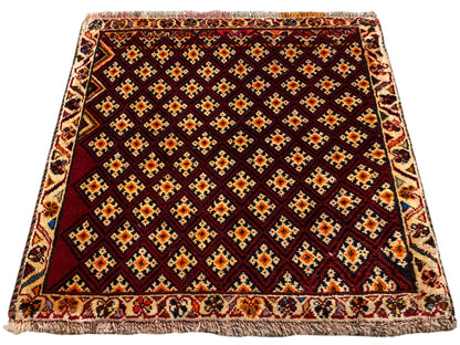 Poshti-Teppich 61x59 cm: dunkelroter Teppich mit Rautenmuster und umlaufendem Fransenrand