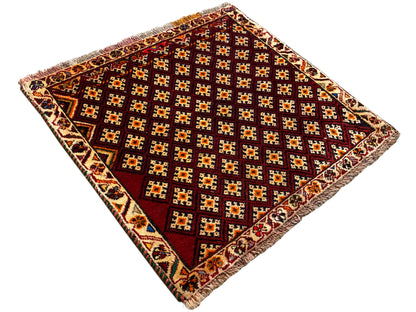 Poshti-Teppich 61x59 cm: quadratisch, diagonal fotografiert, geometrisches Muster, Fransen an den Ecken
