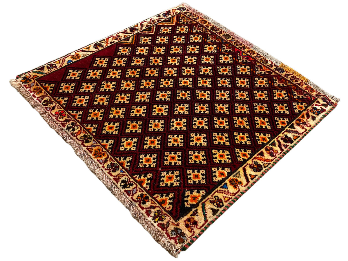 Poshti-Teppich 61x59 cm: dunkelroter Teppich mit Rautenmuster, Fransen an allen Seiten