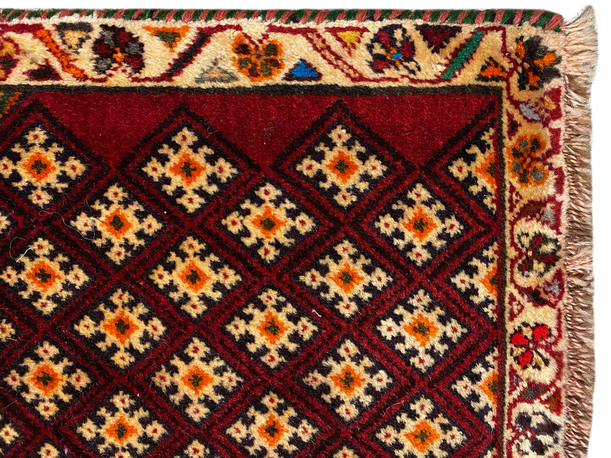 Poshti-Teppich 61x59 cm: Detail am Rand mit Fransen und geometrischen Ornamenten