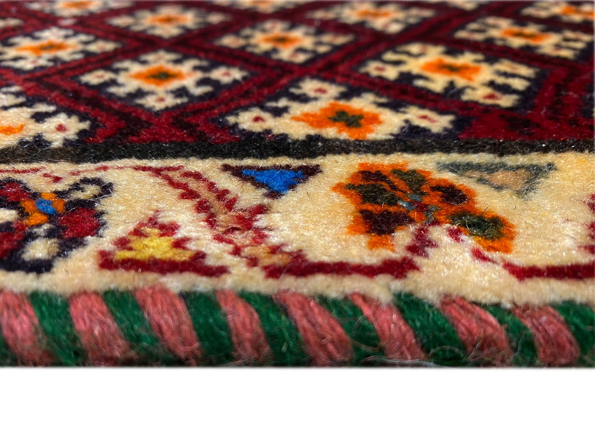 Poshti-Teppich 61x59 cm: Detail der Florstruktur und mehrfarbigen Bordüre, mit Fransen