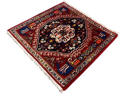 Teppich mit rotem Rahmen und dunkelblauem Zentrum, sternförmiges Ornament, Fransen