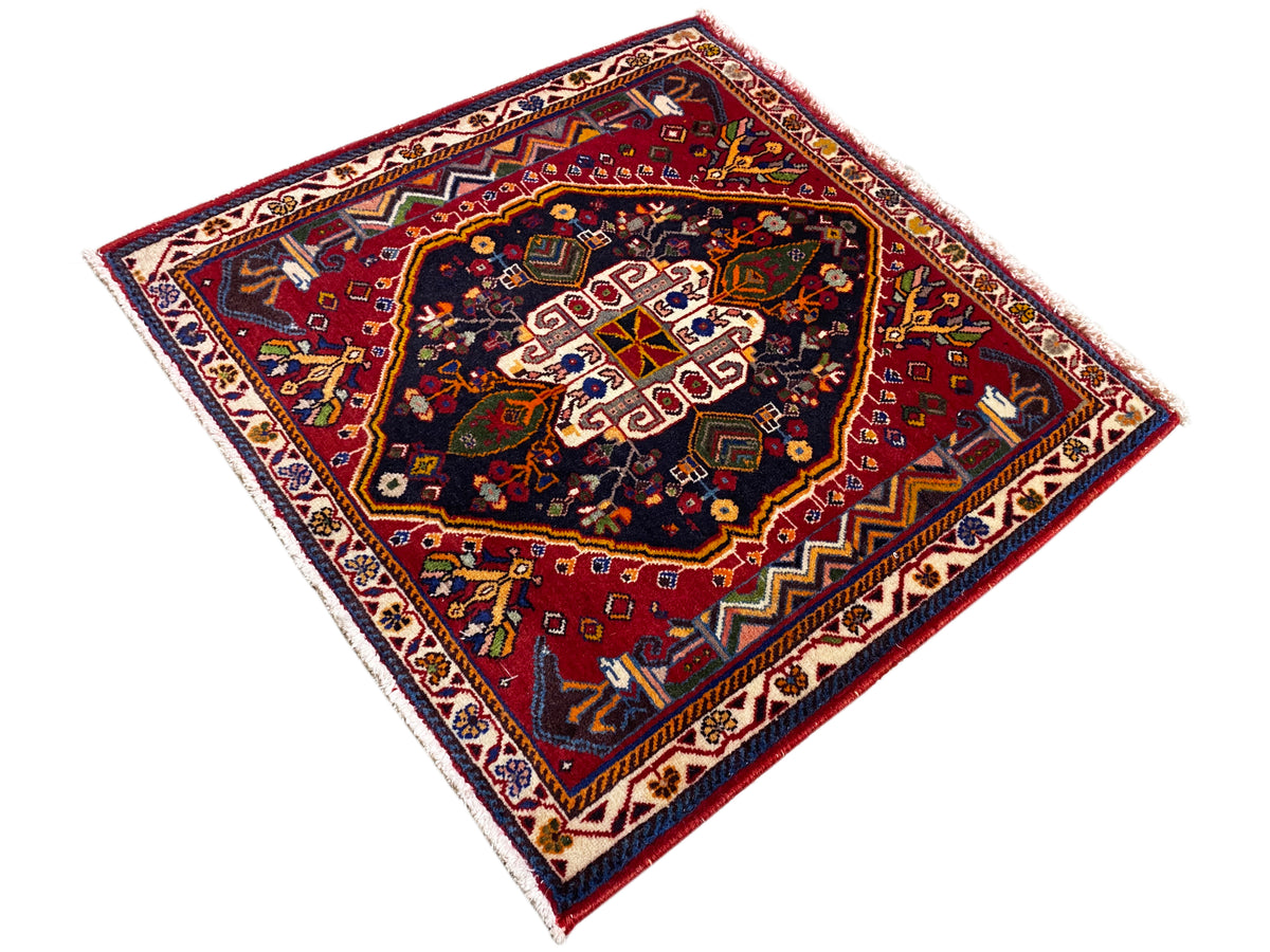 Poshti-Teppich (67×67 cm) diagonal: roter Grund, dunkles Zentrum mit weißen Mustern