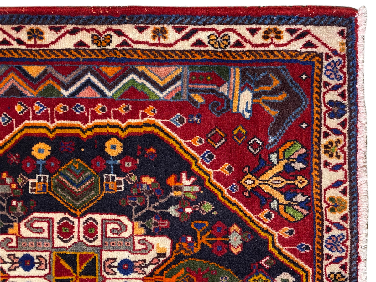 Poshti-Teppich: Nahaufnahme der Bordüre mit Zickzack- und Blumenornamenten