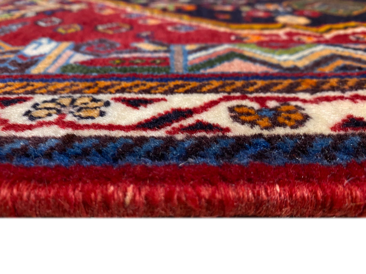 Poshti-Teppich: Fransennaht und Webkante mit Farbverlauf von Blau zu Rot