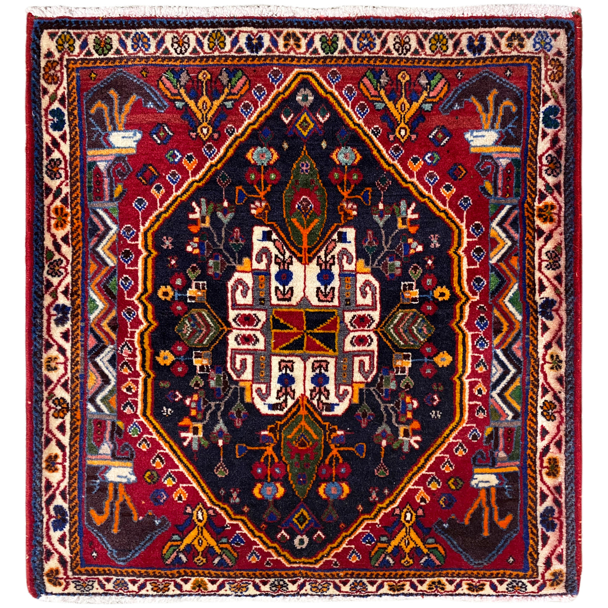 Quadratischer Teppich mit dunkelblauem Grund, rotem Rahmen und Ornamentmuster, 70x67 cm