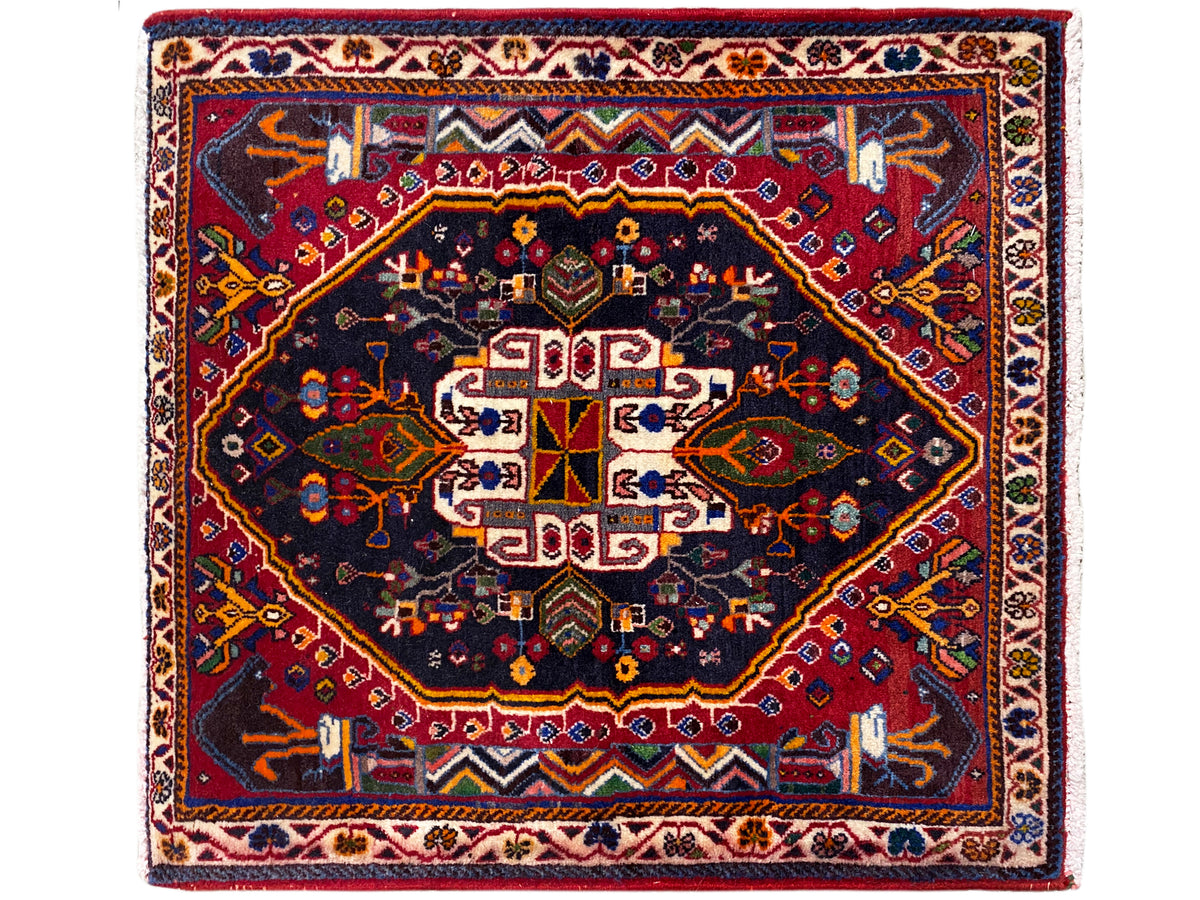 Quadratischer Teppich mit dunkelblauem Grund, rotem Rahmen und zentriertem Ornament, 70x67 cm