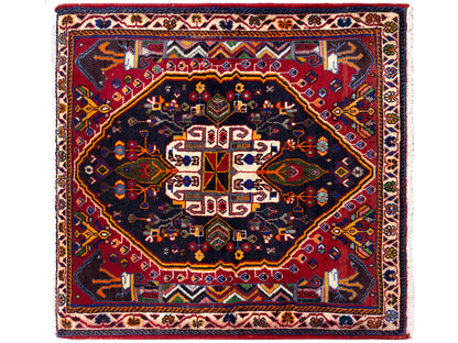 Quadratischer Teppich mit dunkelblauem Grund, rotem Rahmen und zentriertem Ornament, 70x67 cm