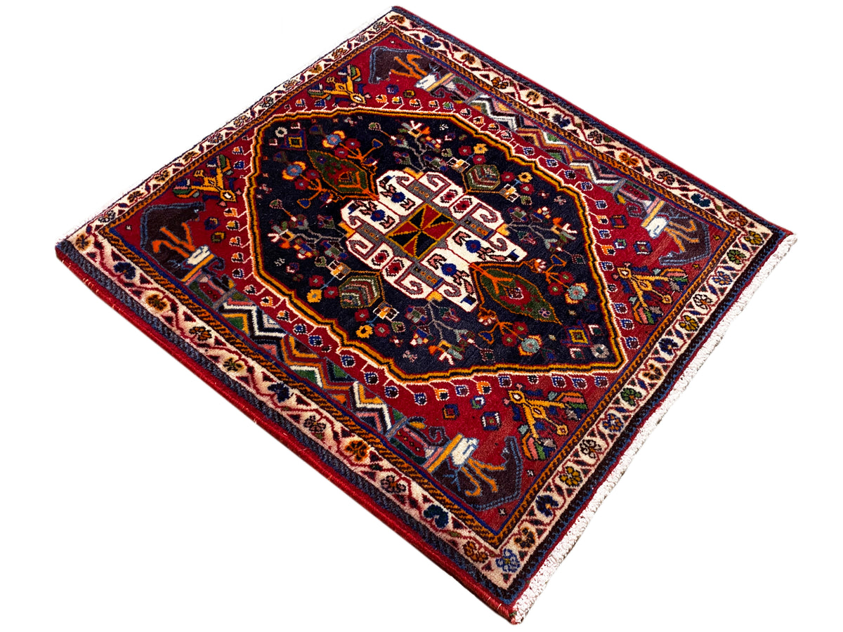 Teppich 70x67 cm im Quadrat: dunkles Medaillon mit rotem Rahmen und Ornamentbordüre
