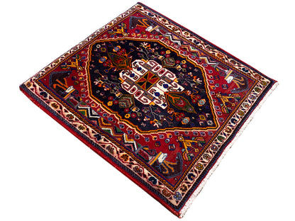 Teppich 70x67 cm im Quadrat: dunkles Medaillon mit rotem Rahmen und Ornamentbordüre