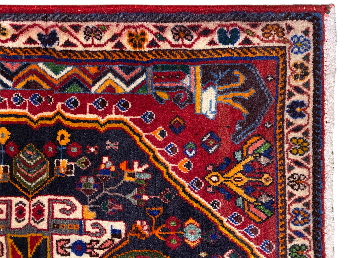 Teppichrand mit Zierbordüre, rot-blaues Muster und weißen Fransen, Detailansicht