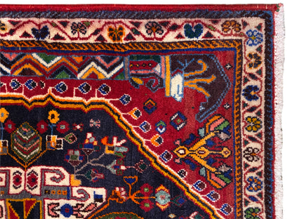 Teppichrand mit Zierbordüre, rot-blaues Muster und weißen Fransen, Detailansicht