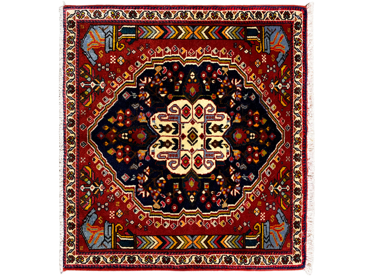 Poshti Teppich 65x61 cm mit rotem Rand, dunklem Zentralmotiv und farbigen Ornamente