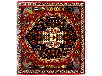 Poshti Teppich 65x61 cm mit rotem Rand, dunklem Zentralmotiv und farbigen Ornamente
