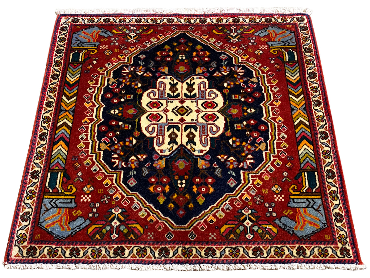 Poshti Teppich 65x61 cm, gedrehtes Foto: rotes Bordürendesign mit dunklem Medaillon