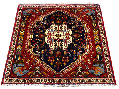 Poshti Teppich 65x61 cm, gedrehtes Foto: rotes Bordürendesign mit dunklem Medaillon