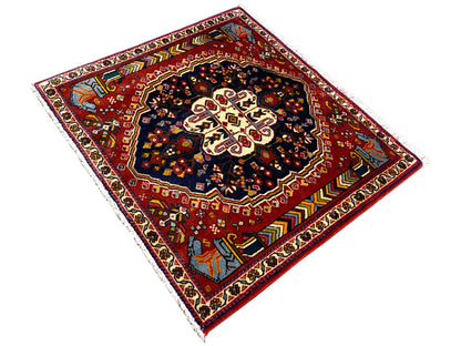 Poshti Teppich 65x61 cm, diagonale Ansicht: rotes Feld mit dunklem Muster und Kantenornamenten