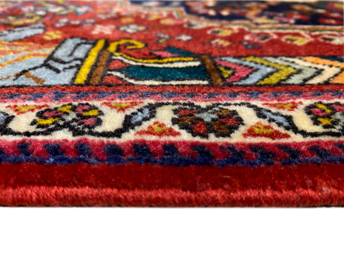 Poshti Teppich 65x61 cm Nahaufnahme der Bordüre: rot, blau und mehrfarbige Ornamente