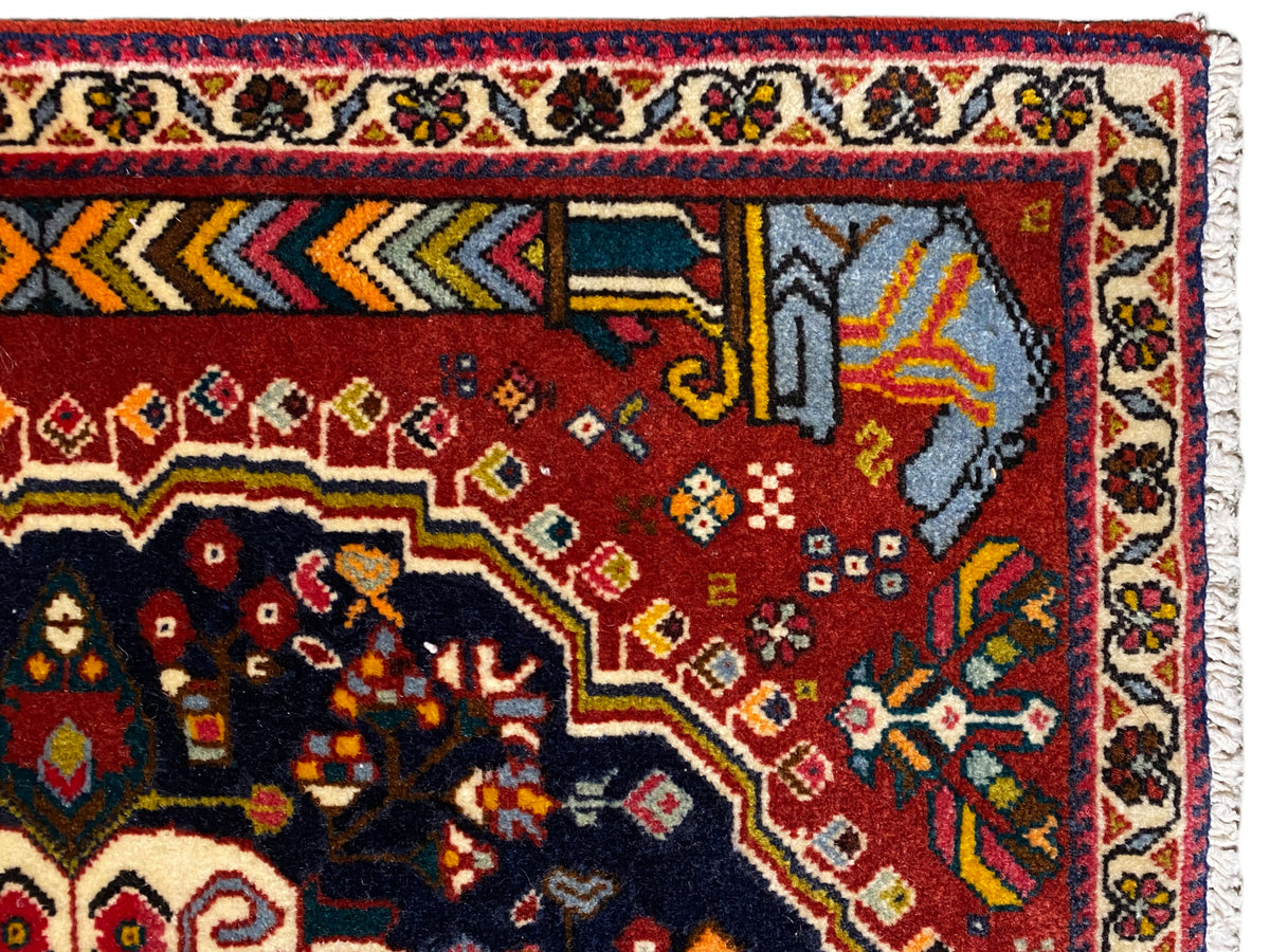 Poshti Teppich 65x61 cm Randdetail: rotes Feld mit türkis-grauem Motiv und weißem Saum