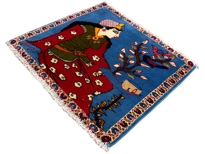 Poshti Teppich 65x63 cm im schrägen Blick, Figur, rotes Gewand und blaue Ornamente