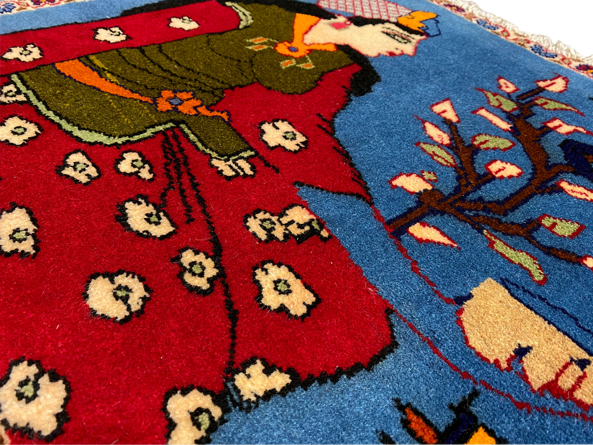 Poshti Teppich 65x63 cm Detailansicht: rotes Musterfeld, Blumenornamente und blaue Zweige