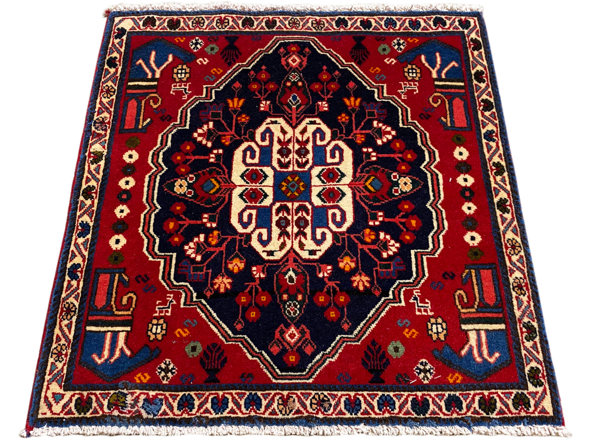 Quadratischer Teppich mit rotem Rand und dunklem Feld, stilisiertes Mittelornament