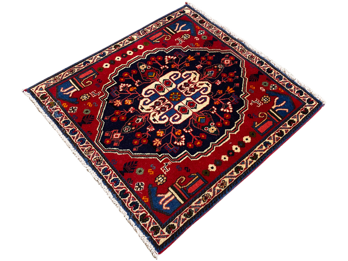 Quadratischer Teppich mit rotem Zentrum, blauer Umrandung und feinem Ornamentband