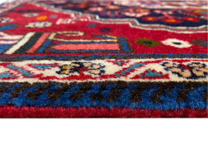Teppichkante mit kurzem Flor, rote Unterkante und blau-weißem Muster