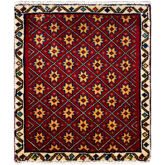 Quadratischer Teppich mit rotem Grund und mehrfarbigem geometrischem Sternmuster