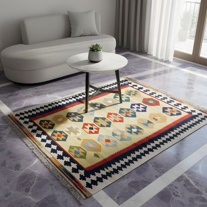 Wohnzimmer Qashqai Kelim aus handversponnener Naturwolle mit blau-roten Tribal-Akzenten