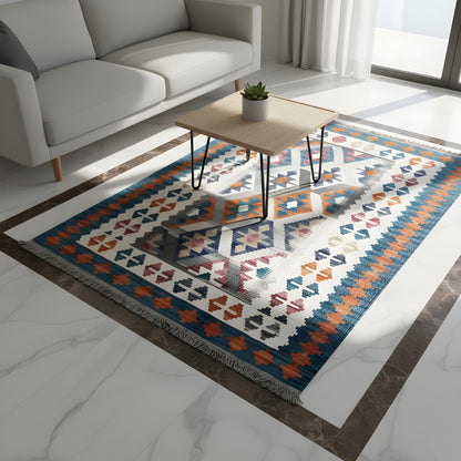 Wohnzimmer Blauer Qashqai Kelim mit geometrischem Rautenmuster und bunten Akzenten