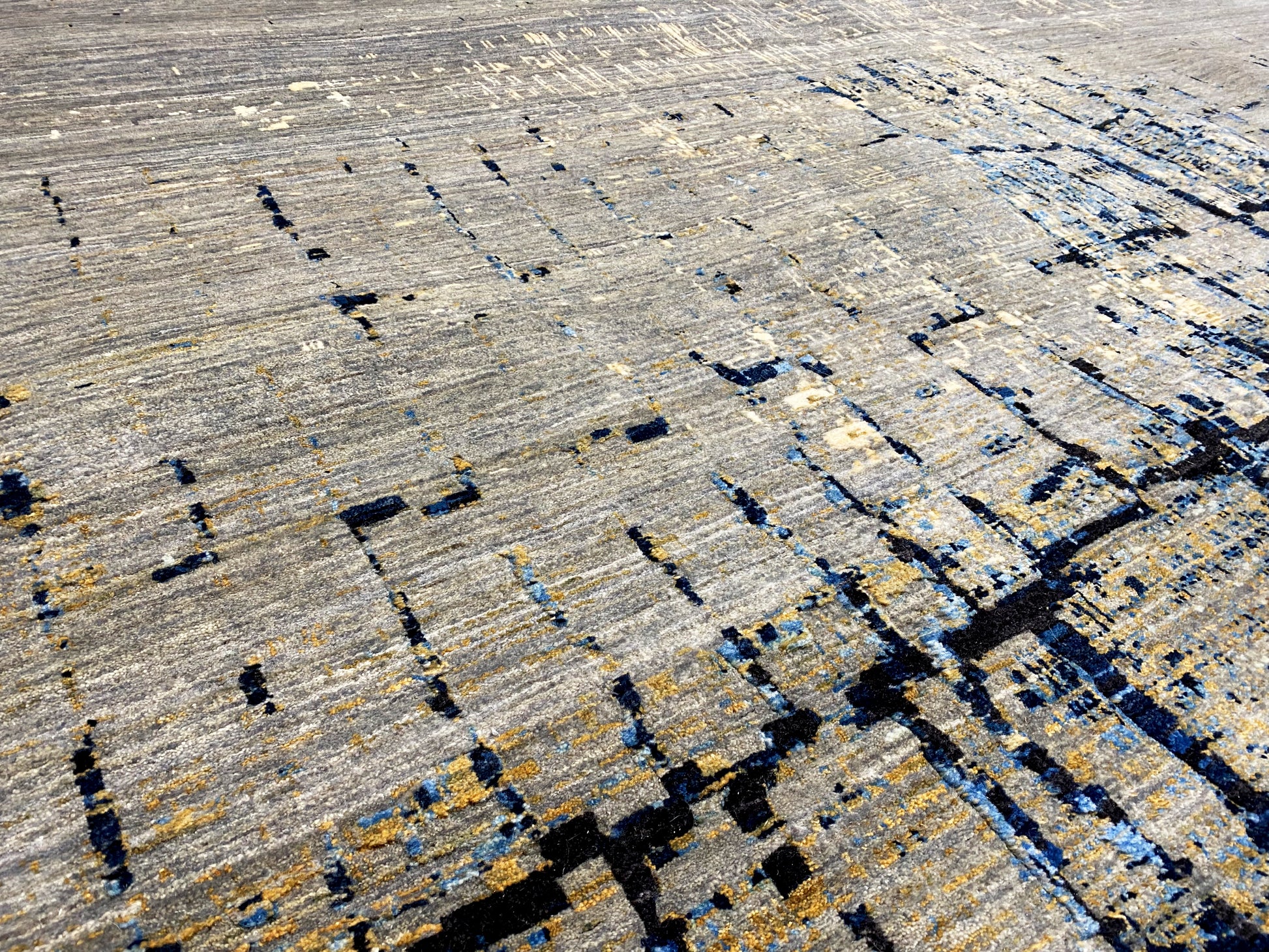 Handgearbeiteter Naturwollteppich mit geometrischem Design