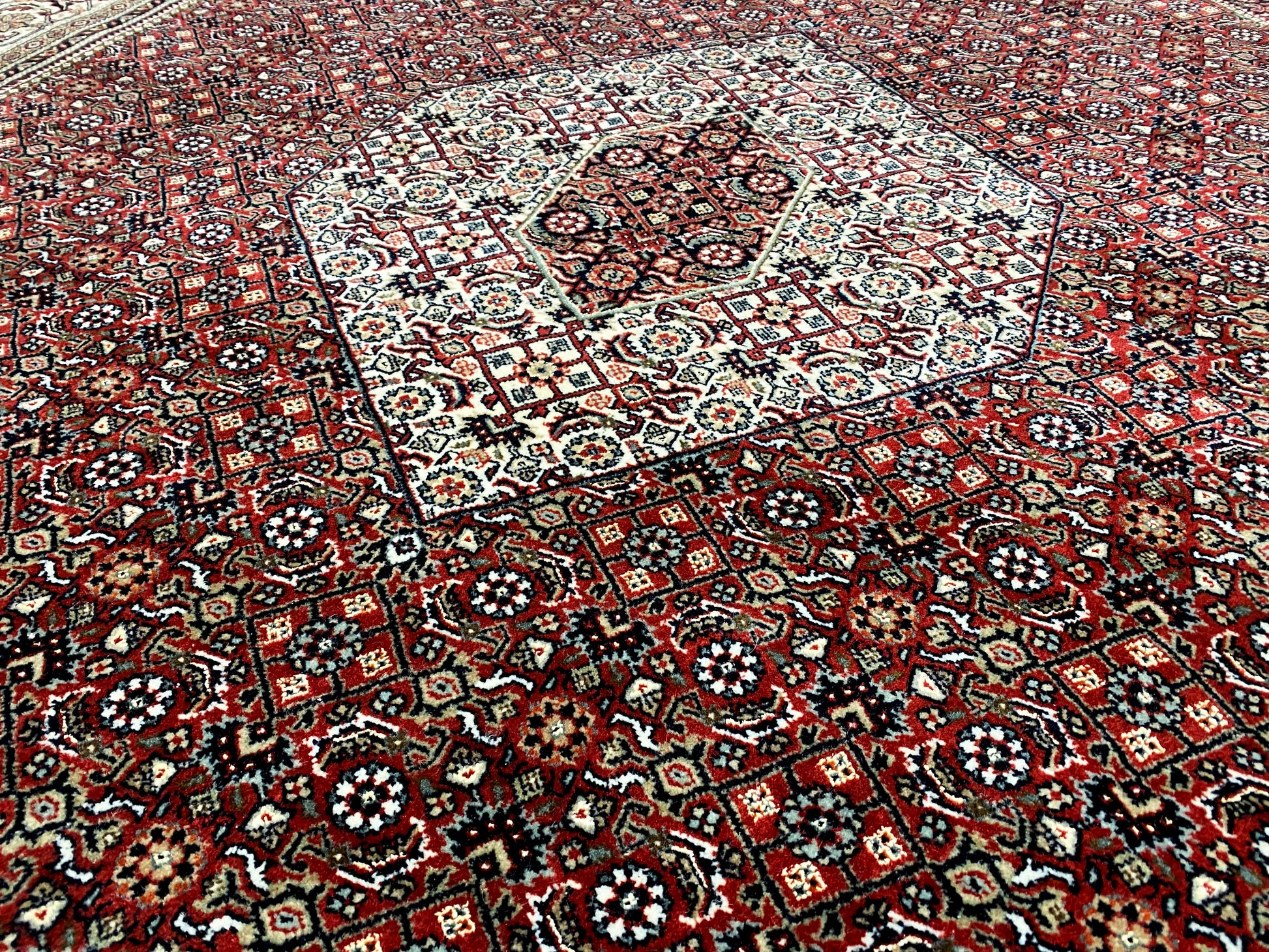 Orientteppich Bidjar 241x175 cm in Rot mit feiner Bordüre und Medaillon