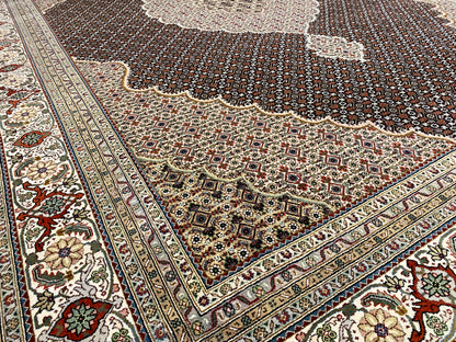 Handgemachter Indo Tabriz Teppich mit zentralem Medaillon