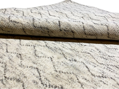 Handgemachter Berber Wollteppich mit feinem Linienmuster