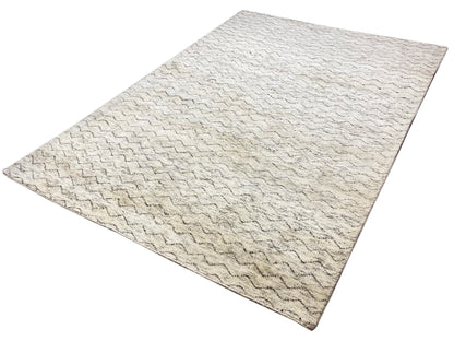 Minimalistischer Berberteppich in Naturfarben fürs Wohnzimmer