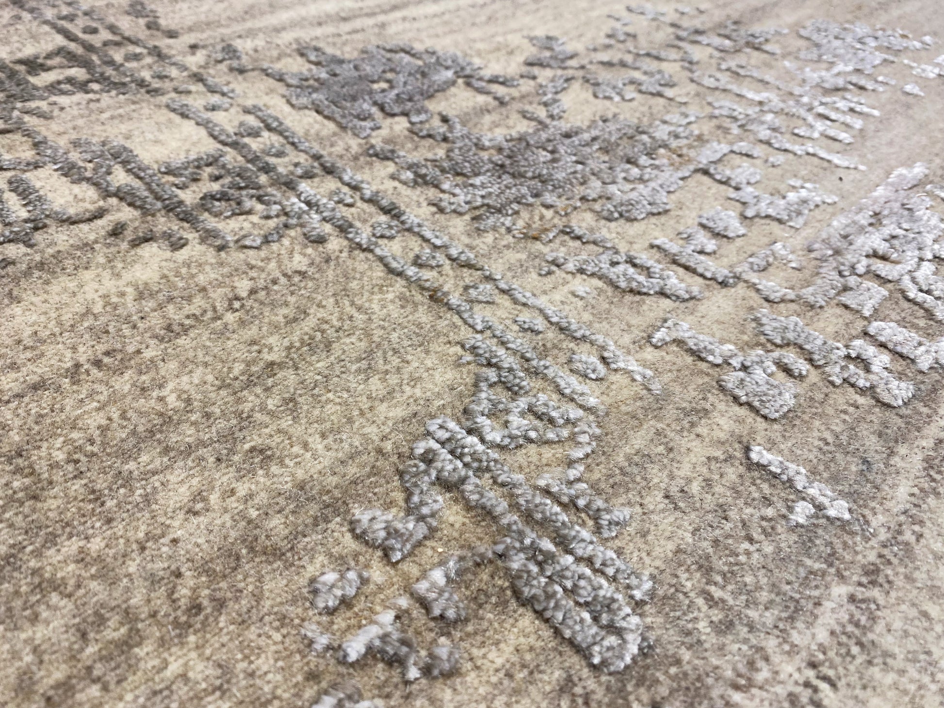 Strukturierter Woll Viskose Teppich mit modernem Look