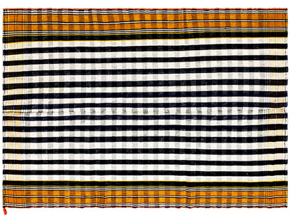 Salon traditioneller Jajim Teppich aus Wolle mit markanten schwarzen und weißen Karos