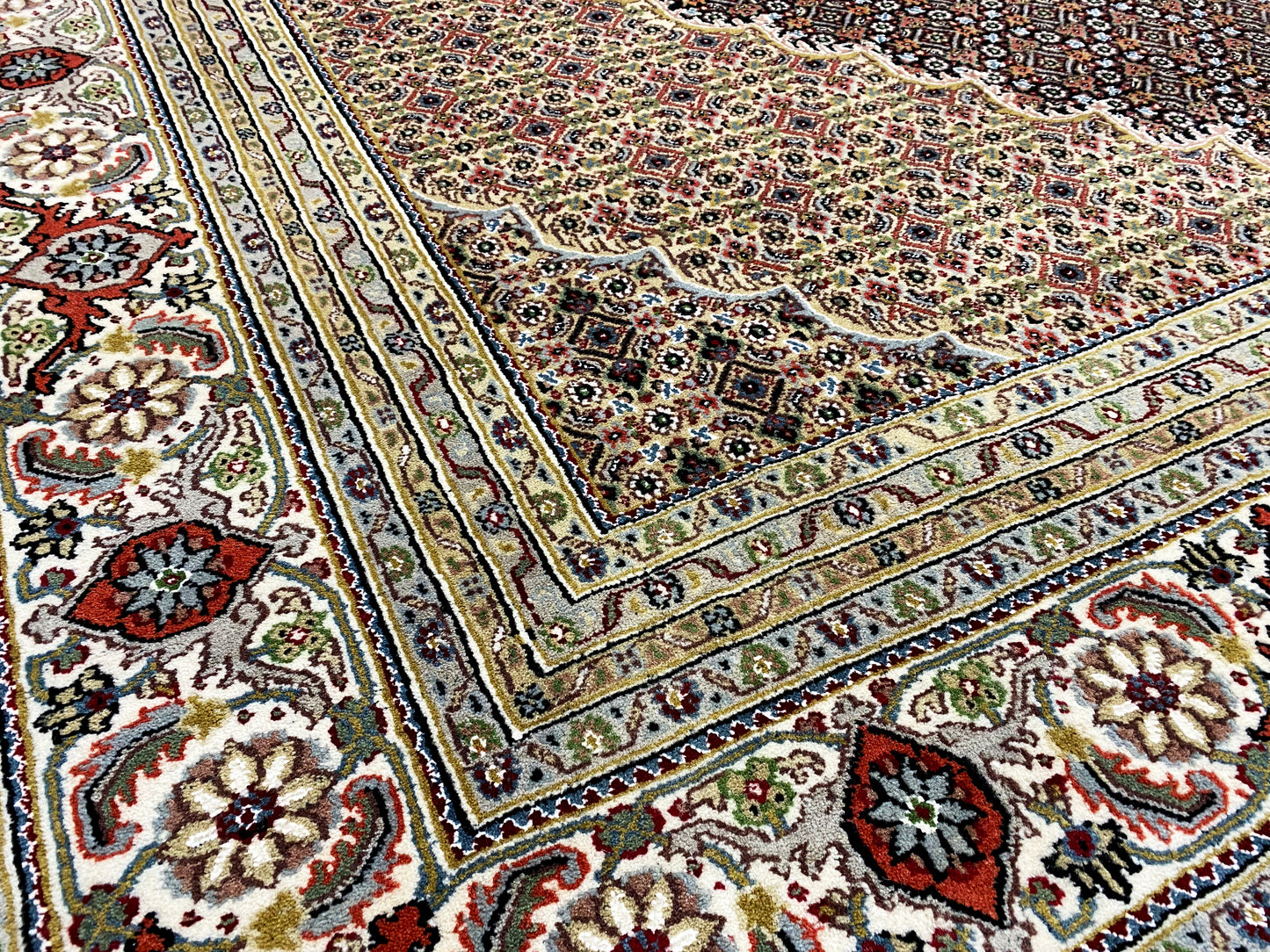 Klassischer Wohnzimmertippich Indo Tabriz handgeknüpft in Braun und Beige 348x253 cm